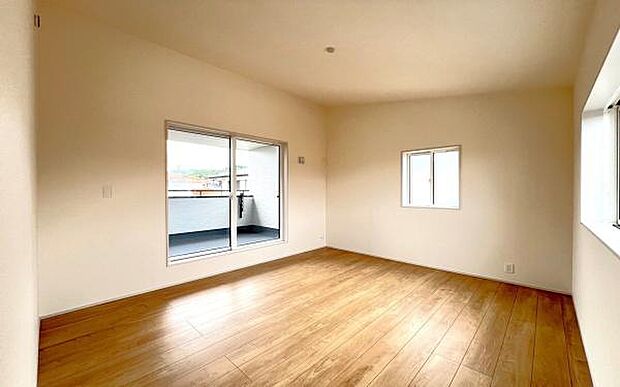 《洋室》 ■落ち着いた雰囲気もあって、収納力もある、大人にも、子供にも相応しい、明るくスタイリッシュな空間になっています。寝室にも子供部屋にも使える万能な、なくてはならない便利なお部屋になっています。