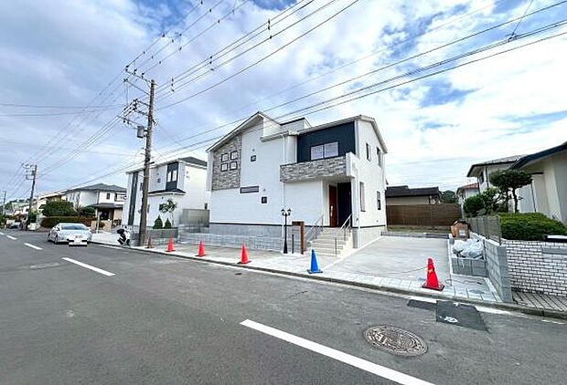 《外観》 ■一戸建ての多いエリア、静かで落ち着いた雰囲気。シンプルで美しいフォルム空気までクリーンになるような佇まい。心地よいライフスタイルが実現できるそんな予感。