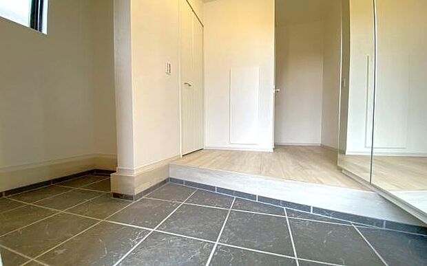 《玄関》　■玄関を開けると、エントランスホールがお出迎え。上がりがまちやシューズボックスがゆったりと構え、心地よさに包まれます。