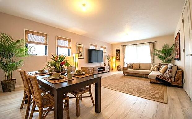 《リビングダイニング》　■本画像は家具や小物の配置をCGで作成しており、実際に現地に家具や小物は置かれておりません。また、価格に家具や小物は含まれておりません。