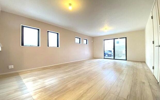 《リビングダイニング》　■上質な時間を育む暮らしのメインステージ。寛ぎとご家族とのコミュニケーションを育む居心地のよい場所。この明るい空間は家族に安らぎを与えて、落ち着いた心地よい空間になるでしょう。