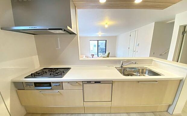 《システムキッチン》　■大型冷蔵庫や食器棚を置いても余裕なスペース。奥様の料理の腕も上がりそうな予感。