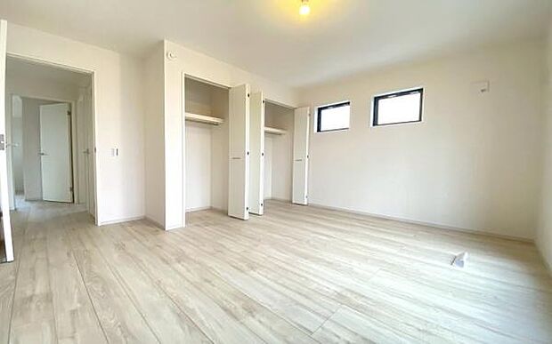 《子供部屋》　■お子様の成長を優しく見守る、明るい子供部屋。遊んだり、学んだり、時には一人の時間を過ごしたりと健やかな毎日を育む大切な場所。未来への第一歩を育む、かけがえのない空間です。