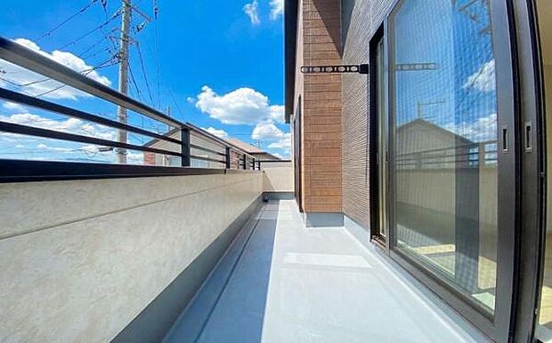 《バルコニー》　■陽当りも良く、長時間日が当たるので、洗濯物も良く乾きそうです。目の前には気持ちの良い青空が、夜には綺麗な星空が広がります。