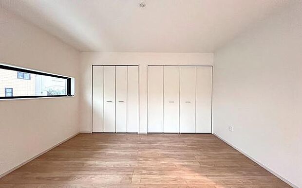 《子供部屋》　■お子様の成長を優しく見守る、明るい子供部屋。遊んだり、学んだり、時には一人の時間を過ごしたりと健やかな毎日を育む大切な場所。未来への第一歩を育む、かけがえのない空間です。