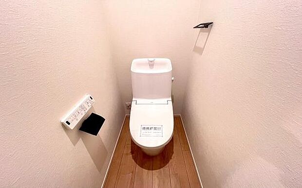 《トイレ》　■快適な使用感が人気の温水洗浄脱臭暖房機能を搭載。しかも汚れがつきにくく落ちやすい、洗浄力に優れた洗浄機能付トイレ。