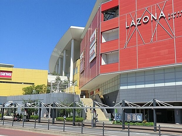 ラゾーナ川崎プラザまで1491m、JR川崎駅西口直結のファッション、グルメ、シネコン、ジムなど約330の専門店で構成 された大型商業施設。