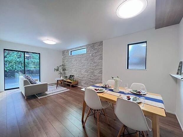 《リビングダイニング》 ■開放的で広いリビング。のびのびとくつろげるリビングは、家族のコミュニケーションの場としてみんなが集まる場所に。