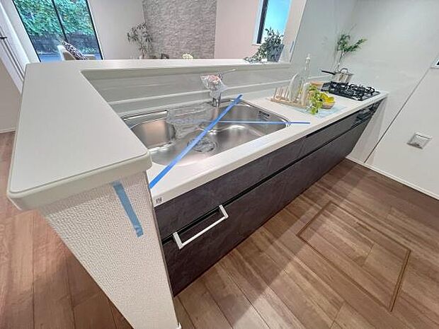 《システムキッチン》 ■会話を楽しみながら食事を味わう。一緒にいる時間が楽しい空間。カフェにいるような気分で毎日を過ごしたい。家族でいる時間を柔らかに包み込むインテリア。