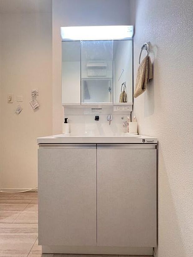 《洗面化粧台》 ■使いやすいシャープなデザインの洗面化粧台。