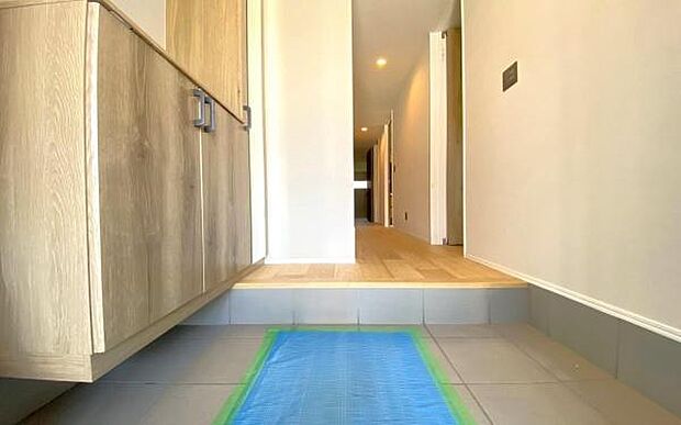 《玄関》　■玄関を開けると、エントランスホールがお出迎え。上がりがまちやシューズボックスがゆったりと構え、心地よさに包まれます。