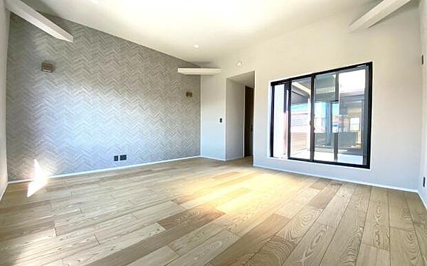 《リビング》　■あふれる光と風の心地よさ。明るいカラーとナチュラルな素材感を活かしたデザイン。家族と過ごす大切な時間を優しく包み、やすらぎと幸せが満ちてくる住まい。