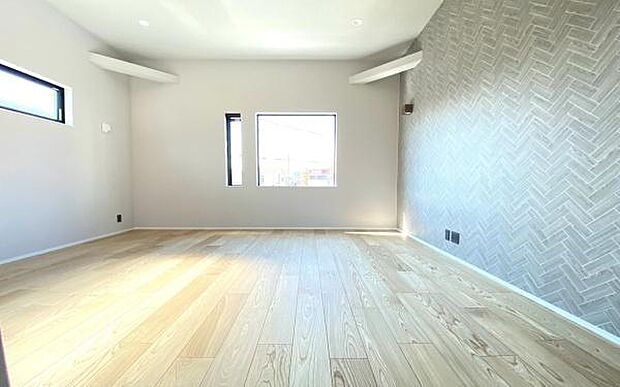 《リビング》　■開放的で広いリビング。のびのびとくつろげるリビングは、家族のコミュニケーションの場として、みんなが集まる憩いの場所に。