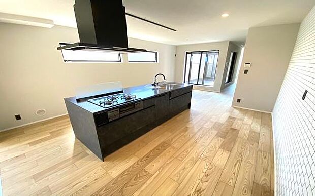 《アイランドキッチン》　■家族が集う楽しく親子の会話も弾むアイランドキッチン。明るく清潔で使い勝手のいいキッチンには、いつも家族の笑顔があふれています。