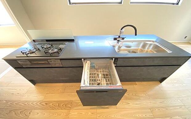 《システムキッチン》　■大型冷蔵庫や食器棚を置いても余裕なスペース。奥様の料理の腕も上がりそうな予感。