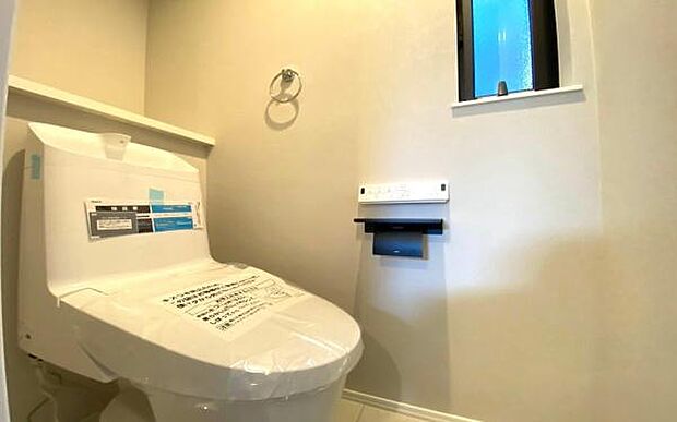 《トイレ》　■快適な使用感が人気の温水洗浄脱臭暖房機能を搭載。しかも汚れがつきにくく落ちやすい、洗浄力に優れた洗浄機能付トイレ。