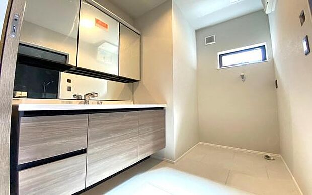 《洗面化粧台》　■洗面化粧台の鏡は、メイクや髭剃りに便利な三面鏡タイプ。開いて合わせ鏡としても使用できます。鏡の裏側は収納スペースとして利用でき、小物などの保管に便利な棚も付いています。