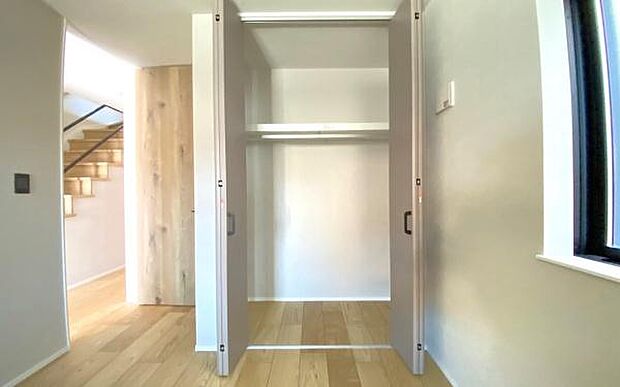 《収納》　■洋服を機能的に収納できるハンガーパイプのほか、帽子やバッグを置ける枕棚も設置。ゆとりあふれる収納空間です。