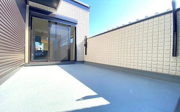 《バルコニー》　■陽当りも良く、洗濯物も良く乾きそうです。目の前には気持ちの良い青空が広がります。