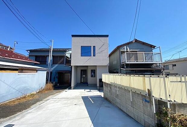 《外観》　■豊かな光が照らすこの場所は、たわいもない会話を楽しみ、ゆったりとした時間を過ごす場所。家族の日常が刻まれる大切な空間です。