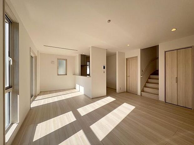 《リビングダイニング》　■開放的で広いリビング。のびのびとくつろげるリビングは、家族のコミュニケーションの場としてみんなが集まる場所に。