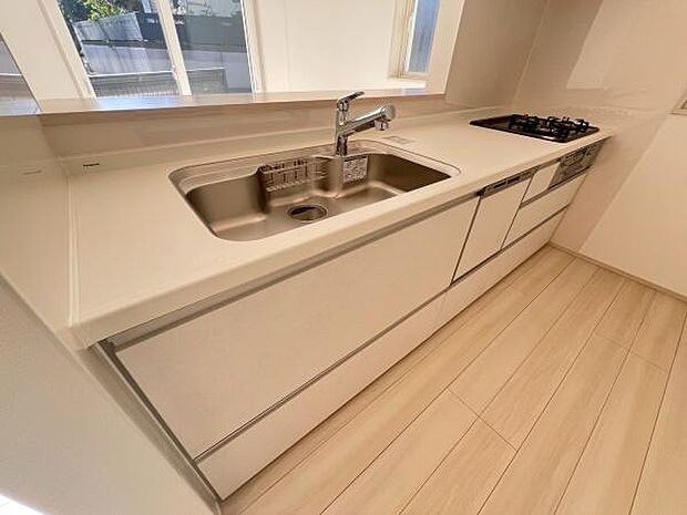 《システムキッチン》　■会話を楽しみながら食事を味わう。一緒にいる時間が楽しい空間。カフェにいるような気分で毎日を過ごしたい。家族でいる時間を柔らかに包み込むインテリア。