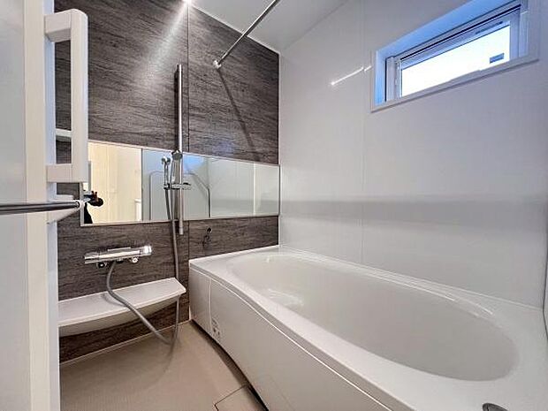 《浴室》　■ゆったり足を伸ばせる浴槽。お子様と一緒でもゆとりの広さ。1日の疲れを癒してくれるバスタイム。