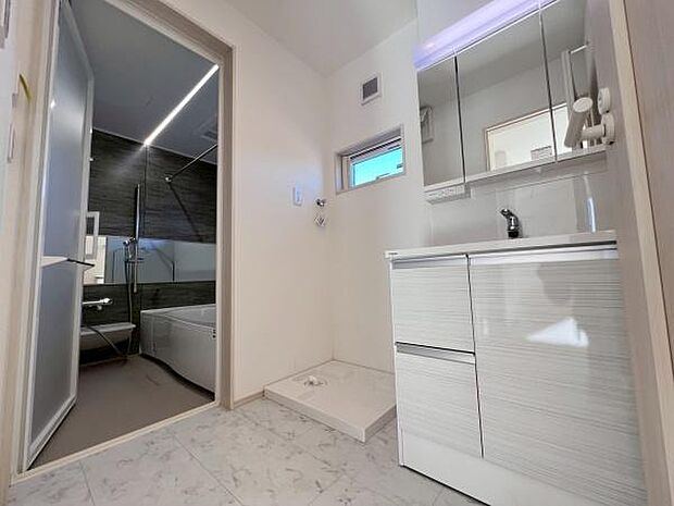 《洗面化粧台》　■使いやすいシャープなデザインの洗面化粧台。