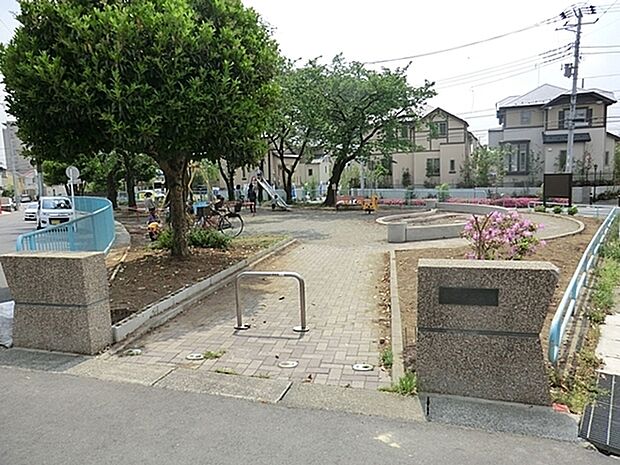 青砥第三公園まで796m、春には桜が綺麗です。遊具や砂場があります。