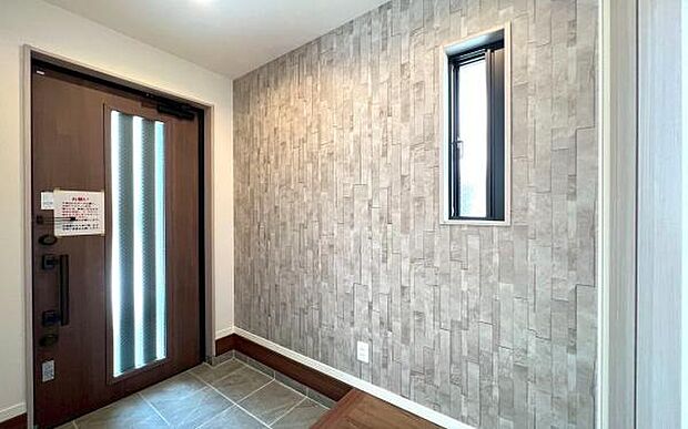 《玄関》　■玄関を開けると、エントランスホールがお出迎え。上がりがまちやシューズボックスがゆったりと構え、心地よさに包まれます。