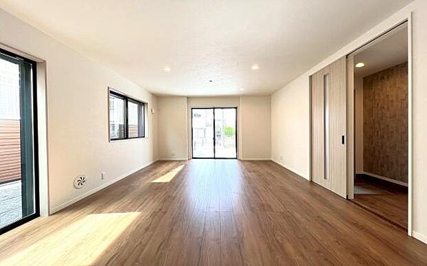 《リビングダイニング》 ■上質な時間を育む暮らしのメインステージ。寛ぎとご家族とのコミュニケーションを育む居心地のよい場所。この明るい空間は家族に安らぎを与えて、落ち着いた心地よい空間になるでしょう。