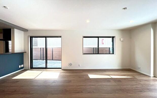 《リビングダイニング》　■豊かな光が照らすこの場所は、たわいもない会話を楽しみ、ゆったりとした時間を過ごす場所。家族の日常が刻まれる大切な空間です。自然光に溢れるこの空間はリフレッシュにピッタリです。