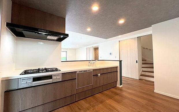 《システムキッチン》　■大型冷蔵庫や食器棚を置いても余裕なスペース。それぞれが、おいしい一品を調理しても窮屈なことは有りません。作るだけではなくて、作った後も片づけが簡単な大きなシステムキッチンです。