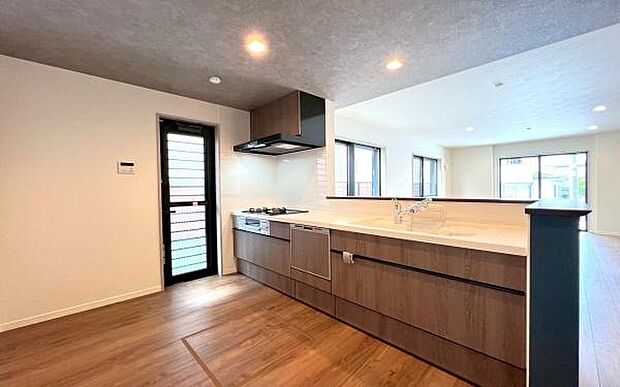 《システムキッチン》　■会話を楽しみながら食事を味わう。一緒にいる時間が楽しい空間。カフェにいるような気分で毎日を過ごしたい。家族でいる時間を柔らかに包み込むインテリア。