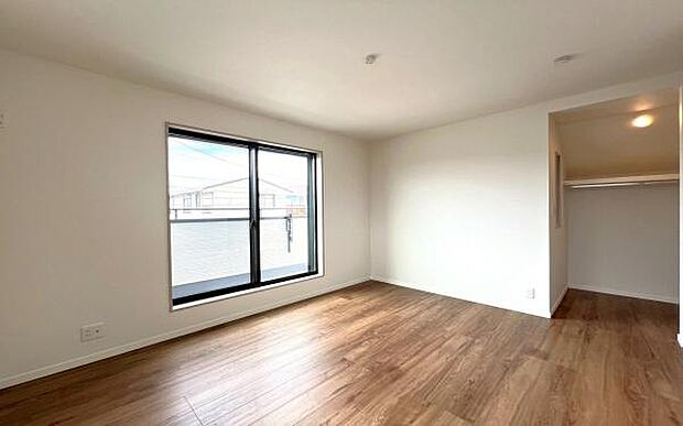 《寝室》　■朝から日差しいっぱい、早起きしたくなる洋室。ベッドを置いてもゆとりを感じられる。窓からの朝日が心地よい目覚めへと誘います。ゆとりある広さを確保し、心地よいプライベートタイムを演出します。