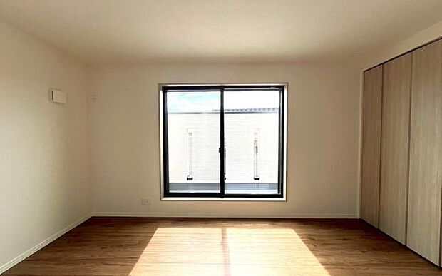 《子供部屋》 ■机とべットを入れても十分な広さ、お子様の勉強部屋に。グングンと成績UPの予感が。