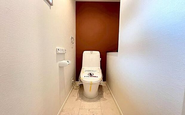 《トイレ》　■快適な使用感が人気の温水洗浄脱臭暖房機能を搭載。しかも汚れがつきにくく落ちやすい、洗浄力に優れた洗浄機能付トイレ。