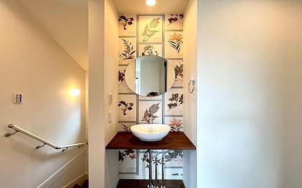 《洗面化粧台》　■2階にも使いやすい可愛らしいデザインの洗面化粧台を造作しました。