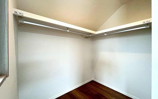 《ウォークインクローゼット》　■大容量のウォークインクローゼットをご用意。衣類だけでなく、トランクなどの旅行用品の収納にも重宝します。