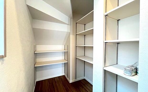 《シューズインクローク》　■人気のシューズインクローク。中は可動棚になっており、靴だけでなくアウトドア用品や雨具などもスッキリ収納可能です。