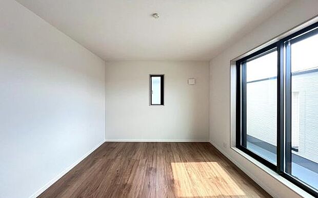 《洋室》 ■落ち着いた雰囲気もあって、収納力もある、大人にも、子供にも相応しい、明るくスタイリッシュな空間になっています。寝室にも子供部屋にも使える万能な、なくてはならない便利なお部屋になっています。