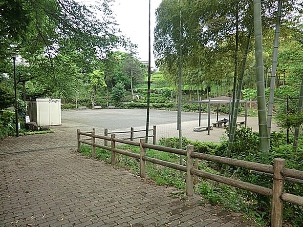 新井町公園まで750m、池や竹林がある自然が多い公園です