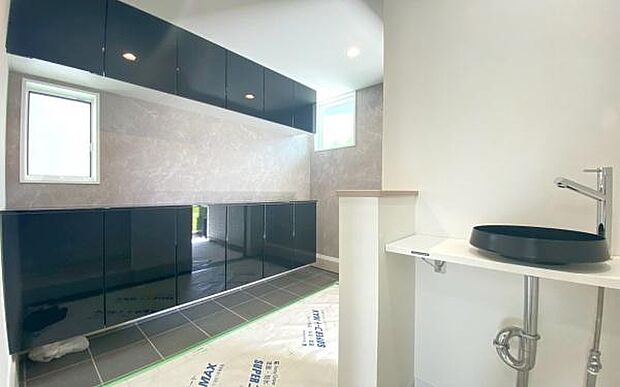 《玄関》 ■玄関を開けると、エントランスホールがお出迎え。上がりがまちやシューズボックスがゆったりと構え、心地よさに包まれます。