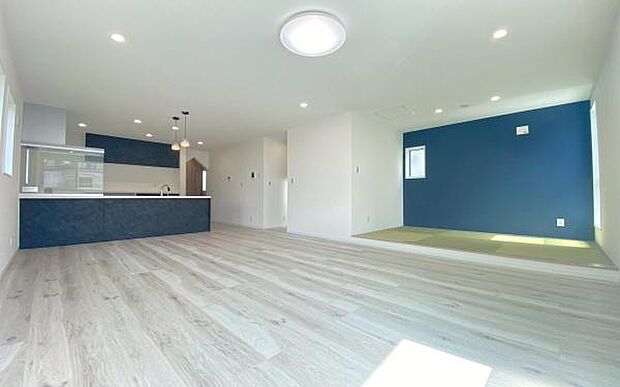 《リビングダイニング》 ■上質な時間を育む暮らしのメインステージ。寛ぎとご家族とのコミュニケーションを育む居心地のよい場所。この明るい空間は家族に安らぎを与えて、落ち着いた心地よい空間になるでしょう。