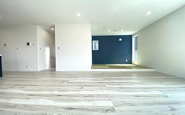 《リビングダイニング》 ■大画面TVも余裕、インテリアプランが考えやすいワイドなリビング。家族がしぜんに集まる広さ、お子様が思わず走り出す大空間。