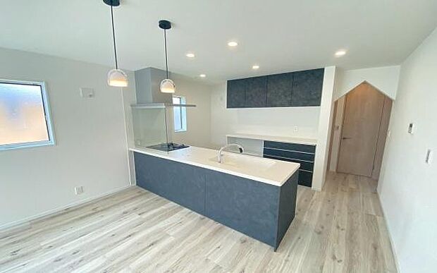 《システムキッチン》 ■会話を楽しみながら食事を味わう。一緒にいる時間が楽しい空間。カフェにいるような気分で毎日を過ごしたい。家族でいる時間を柔らかに包み込むインテリア。