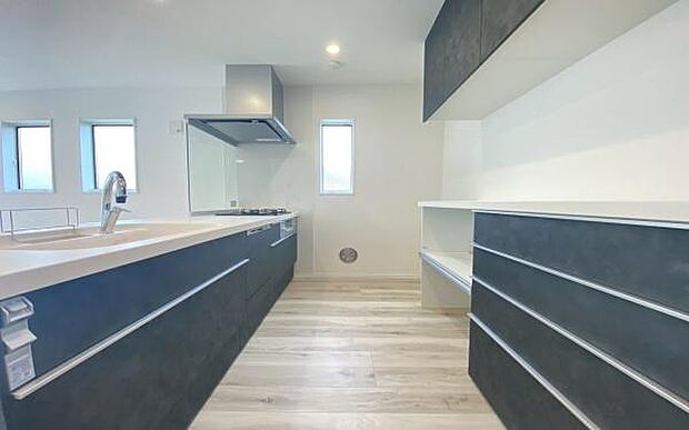 《システムキッチン》 ■大型冷蔵庫や食器棚を置いても余裕なスペース。それぞれが、おいしい一品を調理しても窮屈なことは有りません。作るだけではなくて、作った後も片づけが簡単な大きなシステムキッチンです。