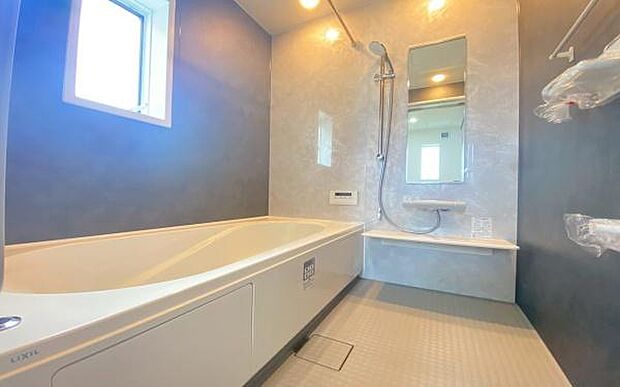 《浴室》 ■ゆったり足を伸ばせる浴槽。お子様と一緒でもゆとりの広さ。1日の疲れを癒してくれるバスタイム。