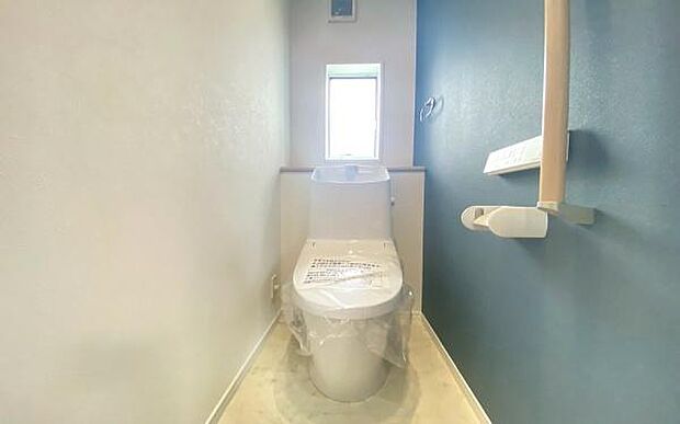 《トイレ》 ■快適な使用感が人気の温水洗浄脱臭暖房機能を搭載。しかも汚れがつきにくく落ちやすい、洗浄力に優れた洗浄機能付トイレ。