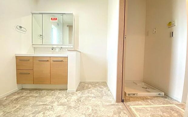 《洗面化粧台》 ■洗面化粧台の鏡は、メイクや髭剃りに便利な三面鏡タイプ。開いて合わせ鏡としても使用できます。洗面台サイドには収納スペースとして利用でき、小物などの保管に便利な棚も付いています。